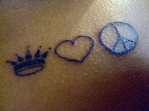 1712-tatuajes-de-simbolos-corona-amor-y-paz_large